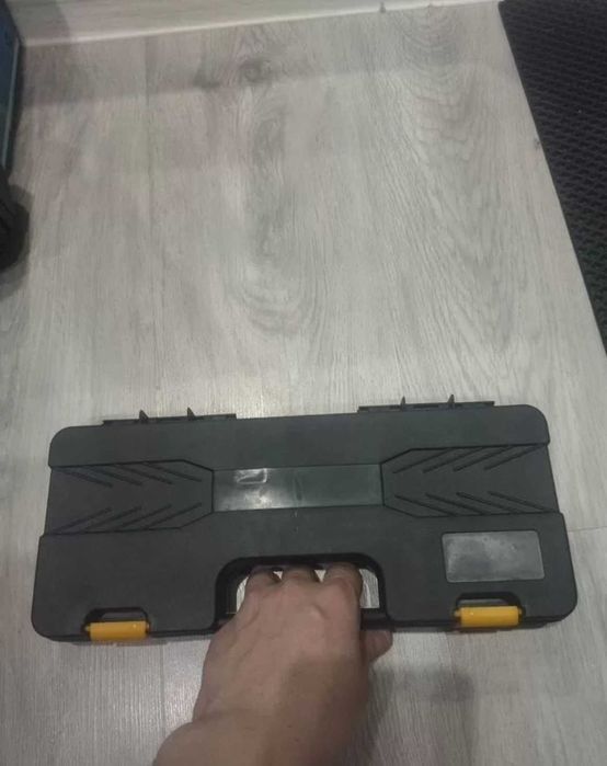 Пневматичний пістолет для забивання цвяхів в стіну