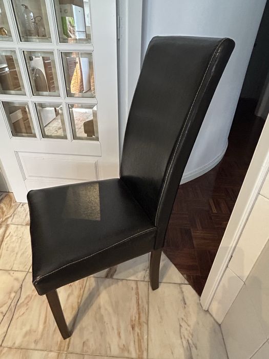 Mesa nova, com 3 cadeiras usadas (em pele)