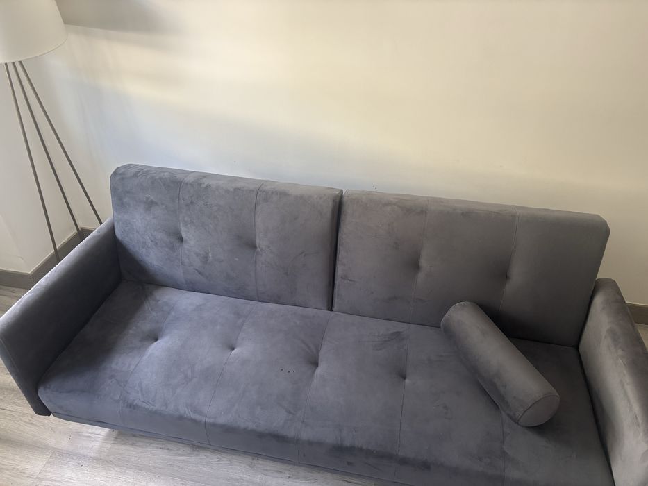 Sofa azul-cinza muito elegante para sala quarto ou escritorio.