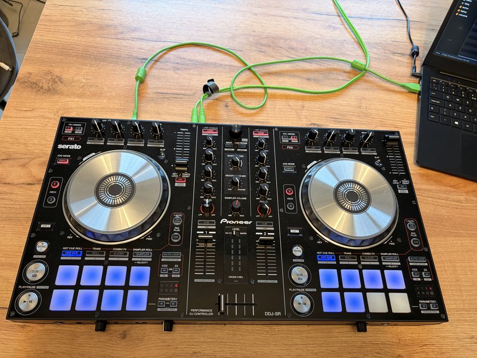 Konsola DJ Pioneer DDJ-SR + Laptop Toshiba