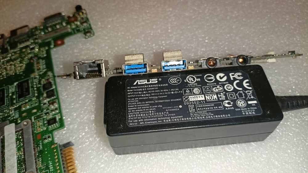 Laptop ASUS - płyta główna, bateria, zasilacz