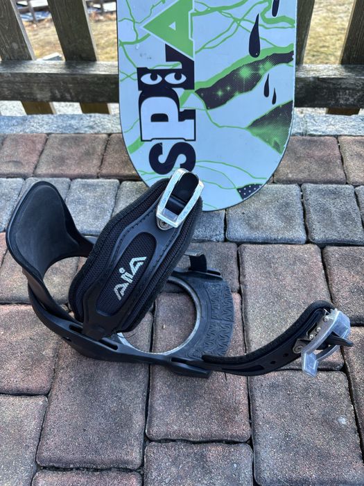 Snowboard firefly z wiązaniami
