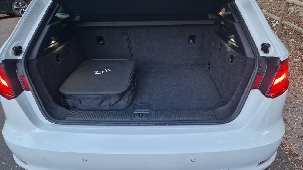 Audi A3 e-tron S-line muitos extras e estimado