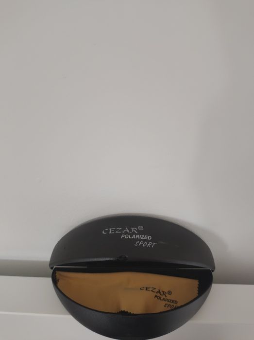 Cezar Polarized Sport czarne etui na okulary sportowe ze złotą chustką