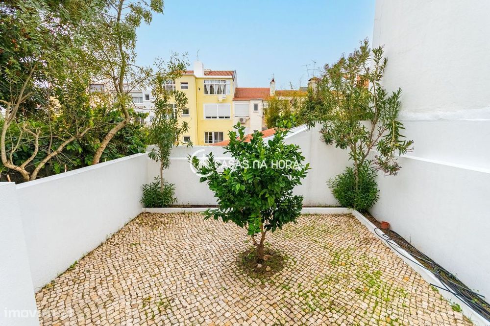 T1 renovado com logradouro na Rua Soares dos Reis em Campolide