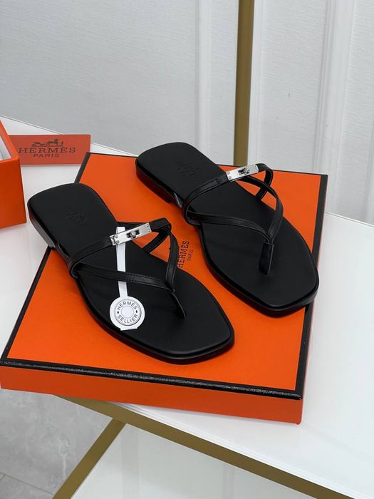 Шльопанці Hermes в наявності