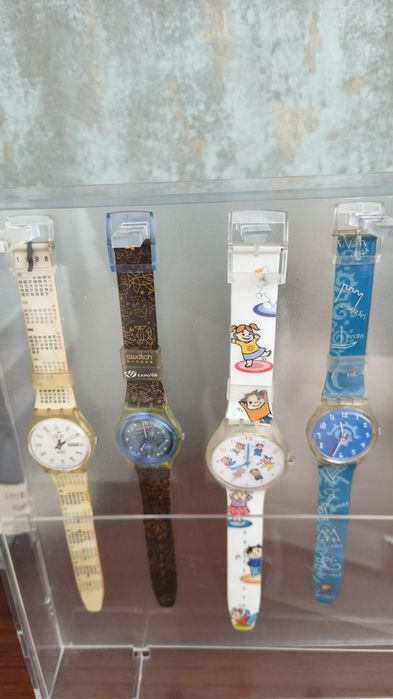 Coleção de 12 relógios Swatch com expositore