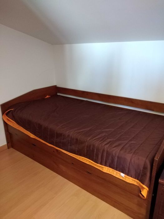 Cama dupla de gavetão com colchões