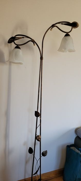 Lampa wolnostojąca z dwoma kloszami kwiaty