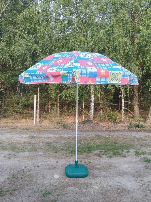 Duży,składany parasol ogrodowy plus podstawka z miejscem na wodę.