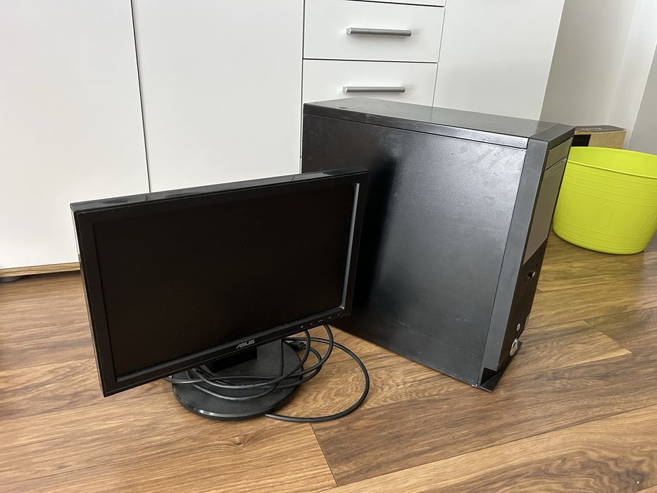 Komputer z monitorem
