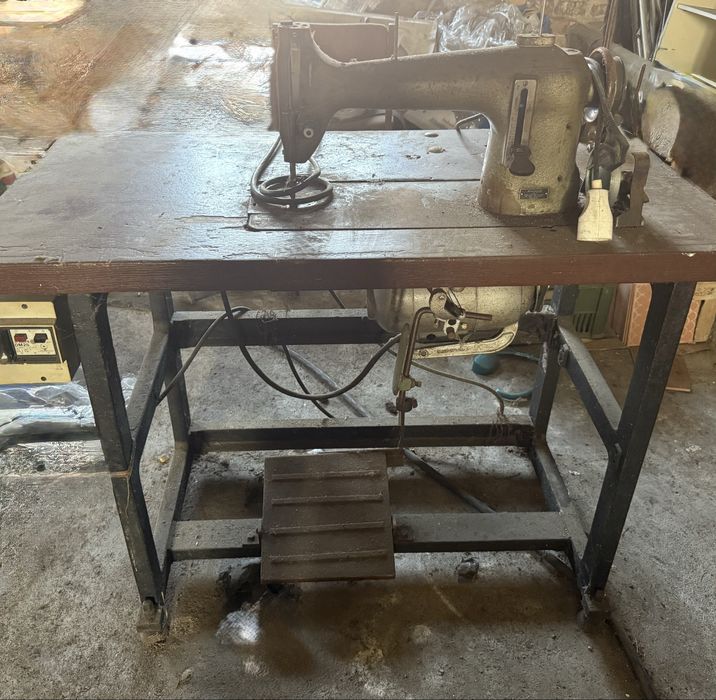 Maszyna przemyslowa (sprawnosc nie znana, stad taka cena)