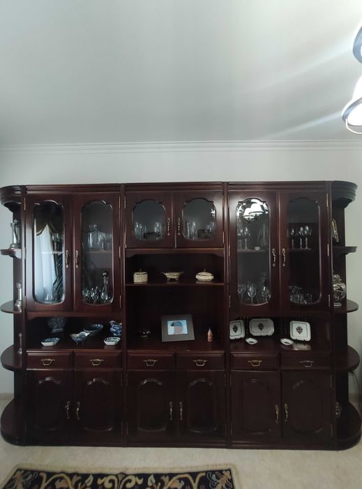 Mobiliário de sala (móvel grande, sofás e mesa de sala)