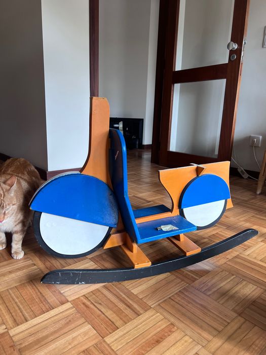 Mota de madeira com baloiço