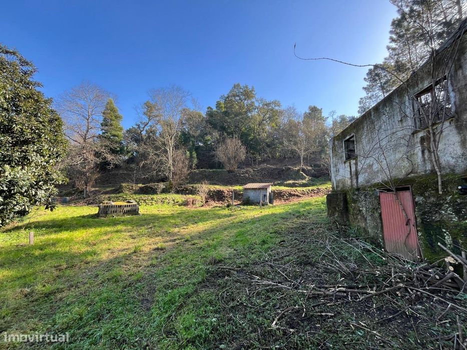 Terreno Com Ruina Lugar De Mogas