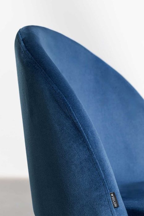 Pack de 2 cadeiras estofadas em veludo azul royal com pés de madeira, como novas, montadas para demonstração