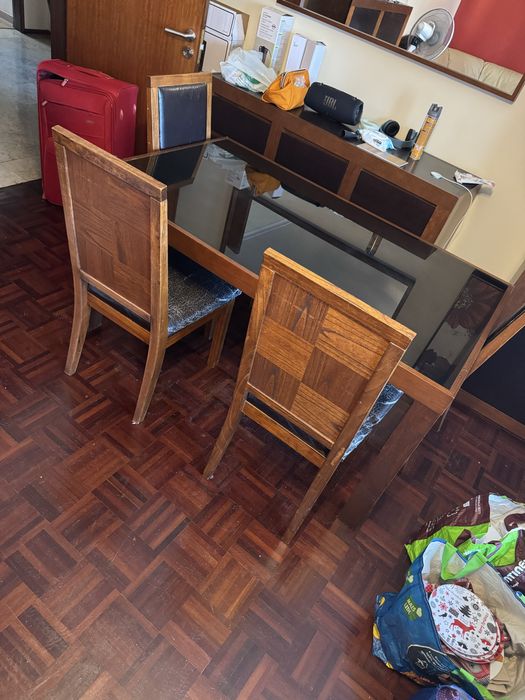 Mesa com quatro cadeiras