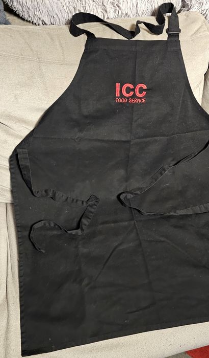 Długi czarny fartuch kuchenny lub gastronomiczny