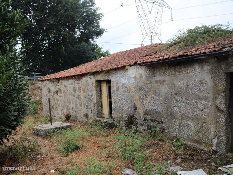 Moradia T4 para Restauro Total em Lordelo, Guimarães