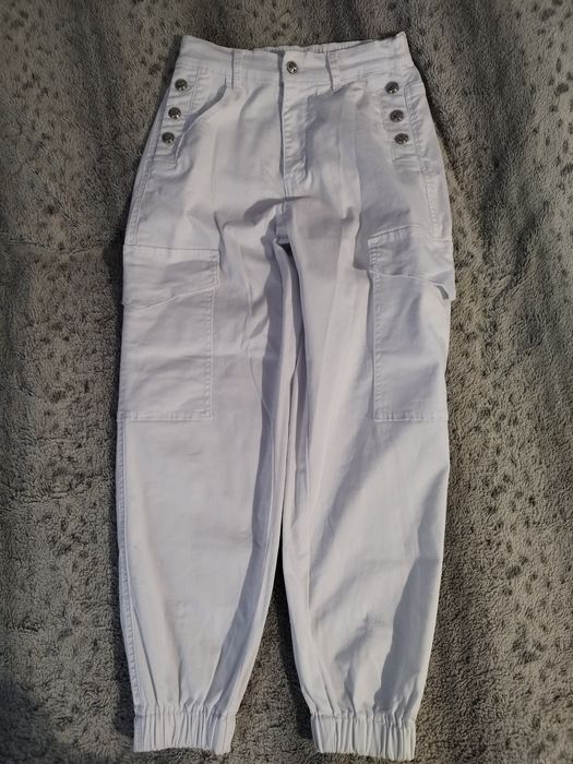 Spodnie białe z kieszeniami w rozmiarze XS. Pasją też na M