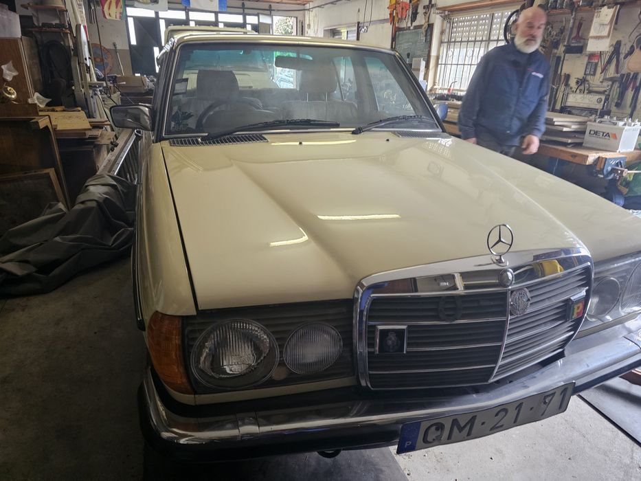 Clássico - Mercedes Benz 200 (W123)