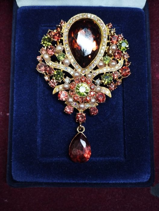 Дворцовая брошка "Анжелика"- символ Успеха, США