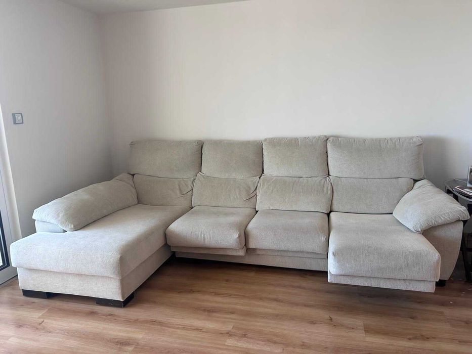 Sofá beje com 4 lugares, 3 extensíveis e espreguiçadeira permanente, muito confortável, usado mas em bom estado.