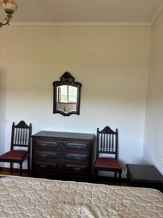 Quarto completo ,cama , guarda-roupa,mesas cabeceira, cadeiras
