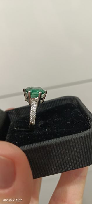 Кольцо женское с зелёным камнем