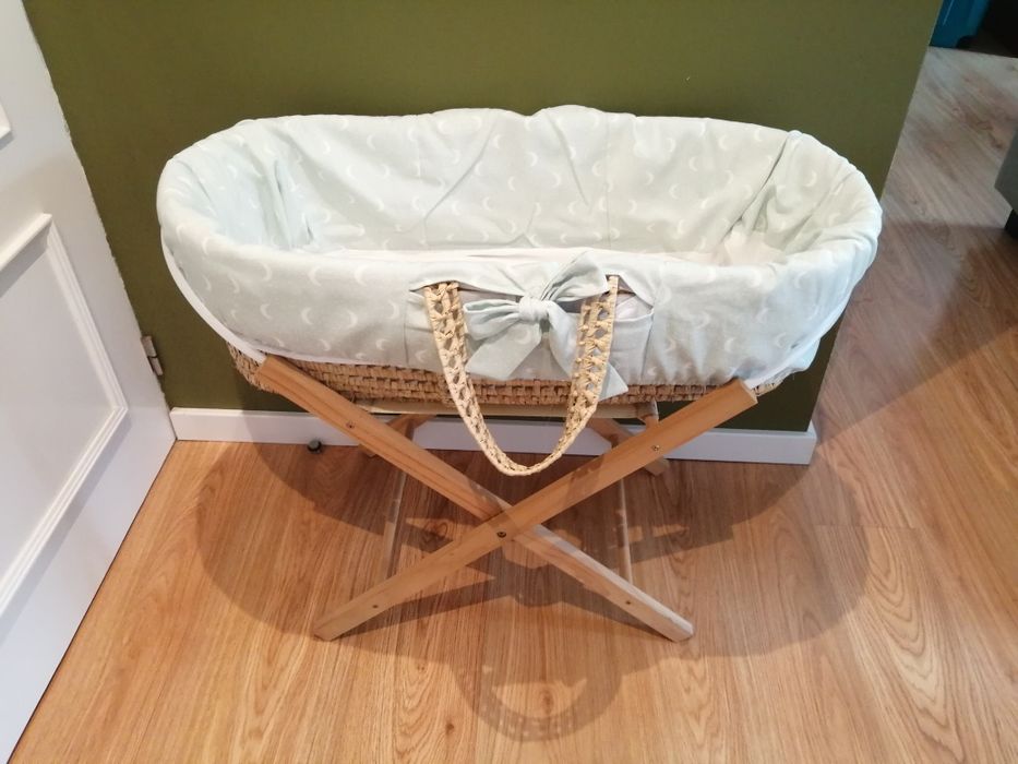 Alcofa de bebé e suporte.