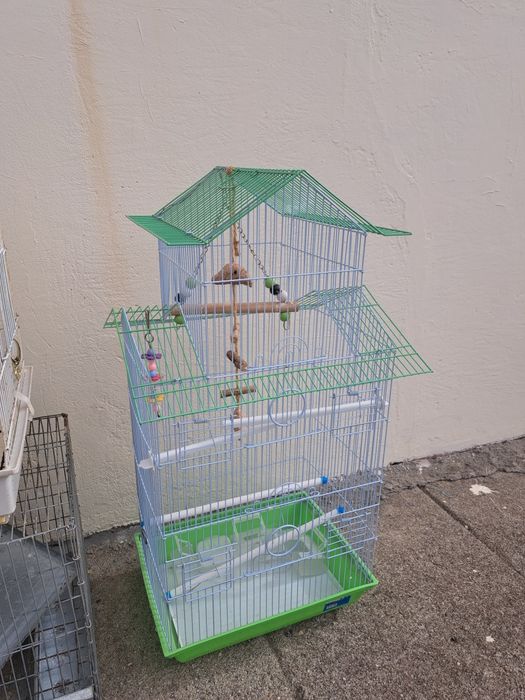 Várias gaiolas para pássaros