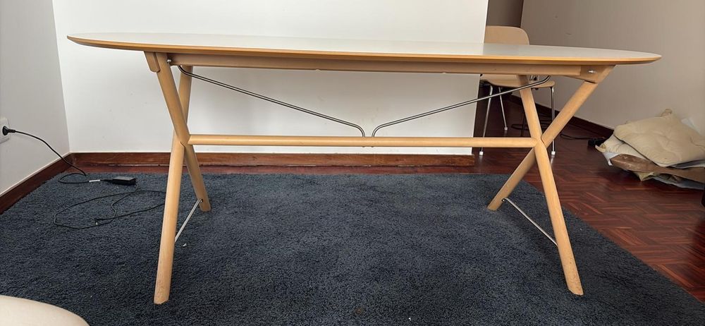 Mesa e 4 cadeiras brancas