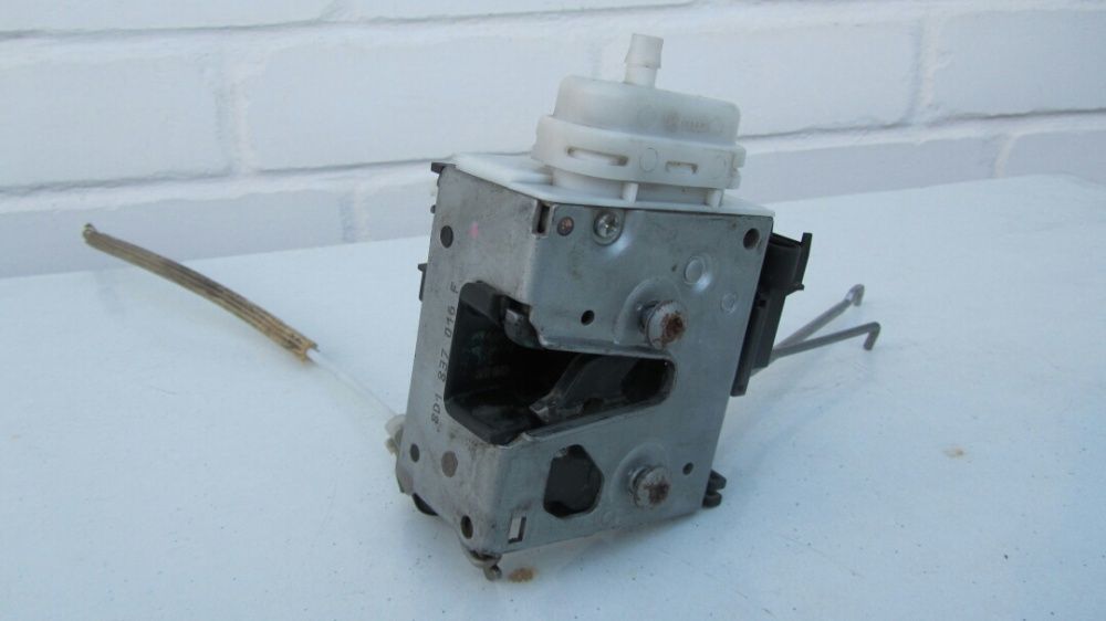 Замок передней правой и задней правой двери Audi A8 D2 1994-2002