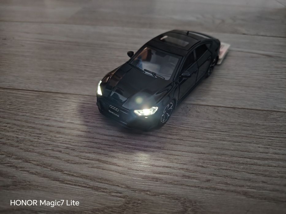 Autko metalowe Audi RS7, skala 1:32, światła i dźwięk