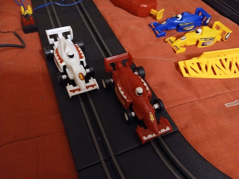 Pista de carros elétrica estilo Fórmula 1.