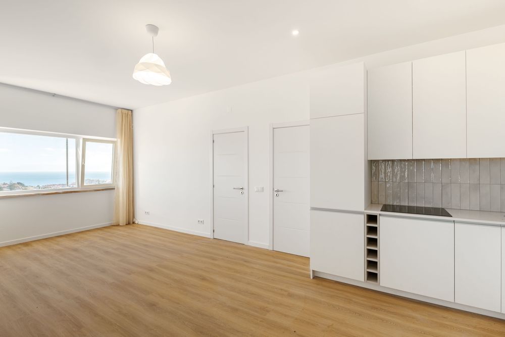 Apartamento totalmente renovado com vista mar em Carcavelos