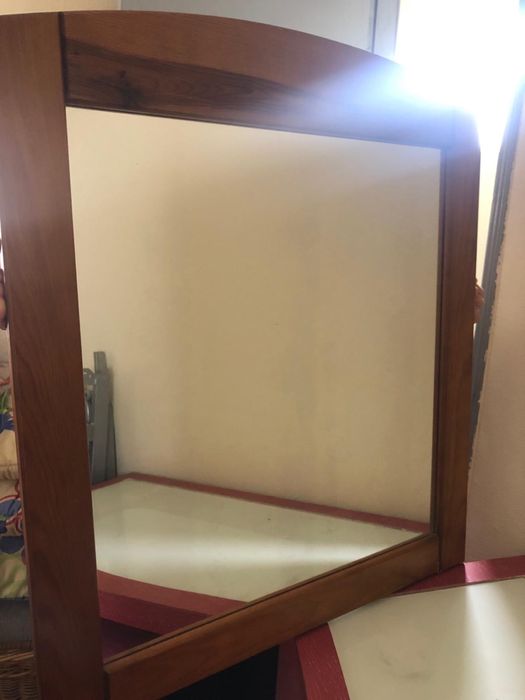 Espelho com rebordo em madeira