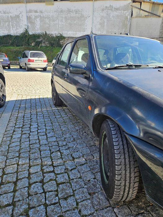 Ford Fiesta carro vendo barato para desocupar