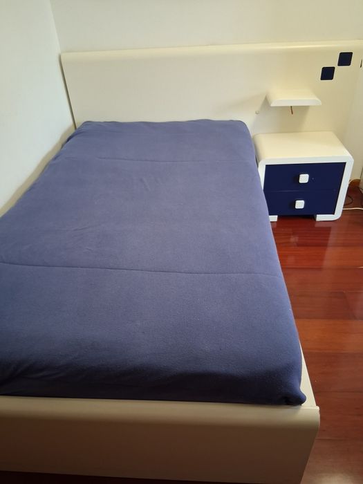 Oportunidade-Cama com cabeceira e mesa de cabeceira, c/estrado