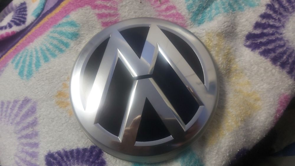 PASSAT  B8  emblem  . Ecra.. unit..