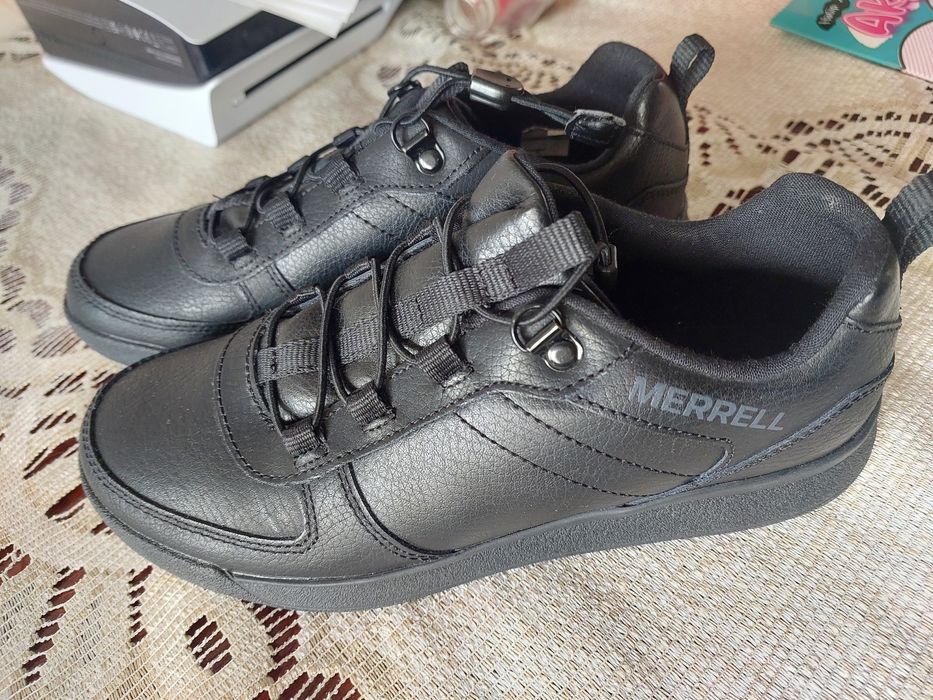 Нові шкіряні кросівки на хлопчика