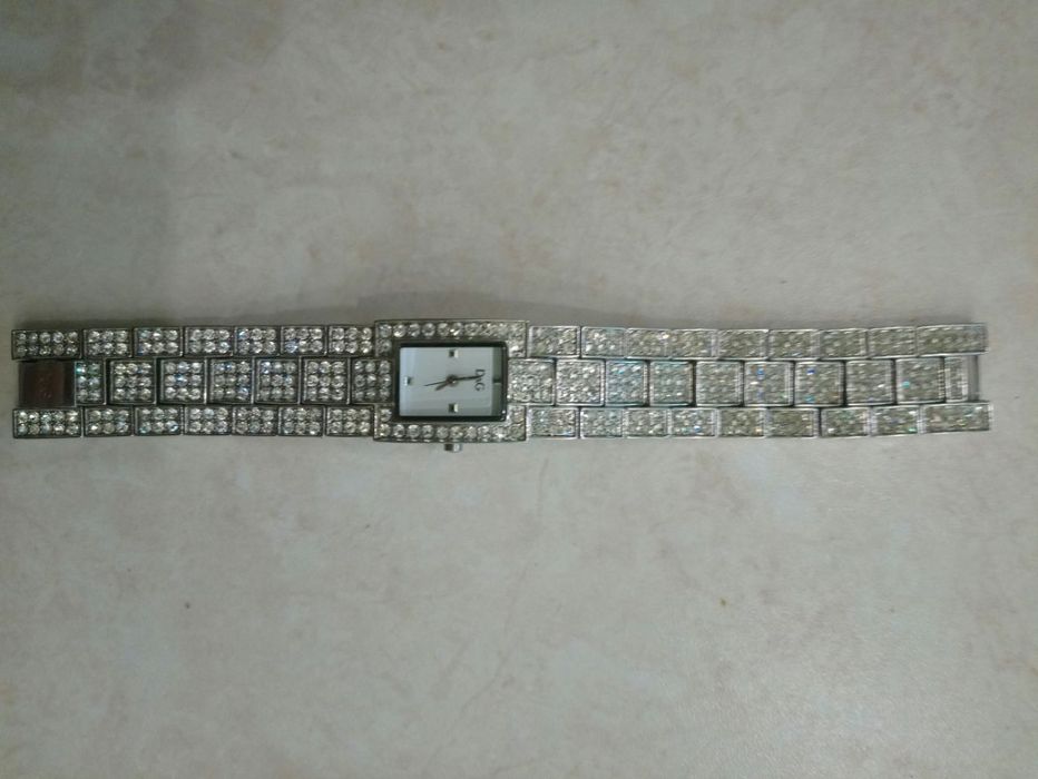Продам женские кварцевые часы марки "D & G".