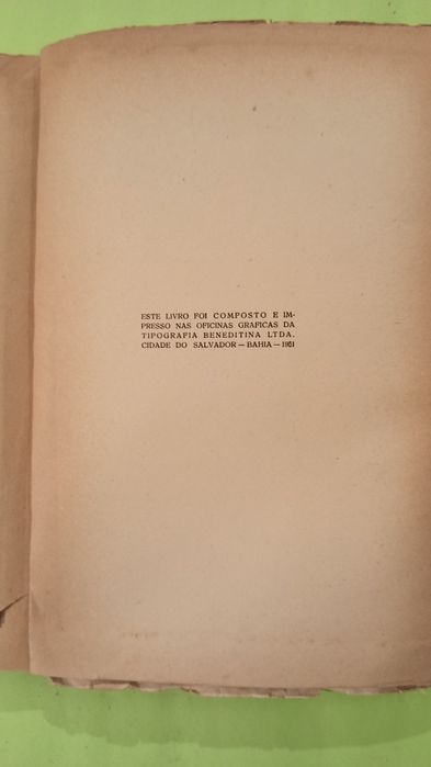 Livro com descrição da cidade da Bahia.