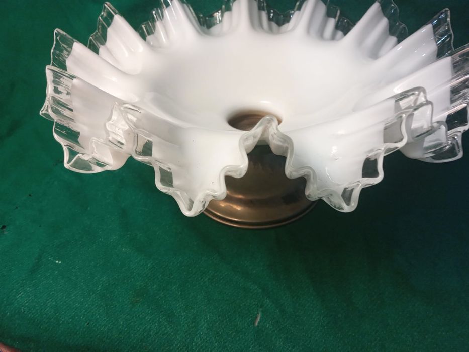 Fruteira com 30 cm de diâmetro em vidro qualhado base em prata águia.