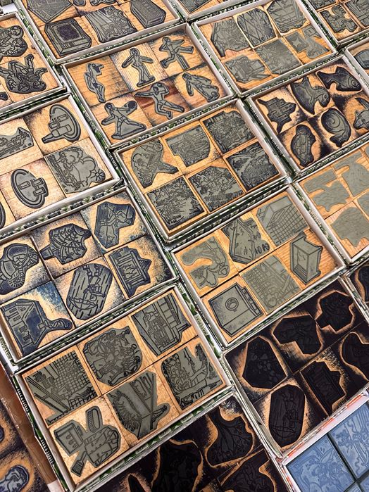 Lote de 58 caixas de carimbos escolares antigos e 8 caixas de letras móveis