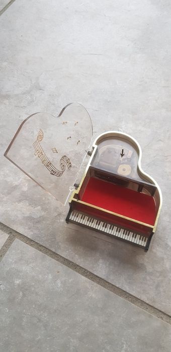 Pianino. Grająca szkatułka z pozytywką.