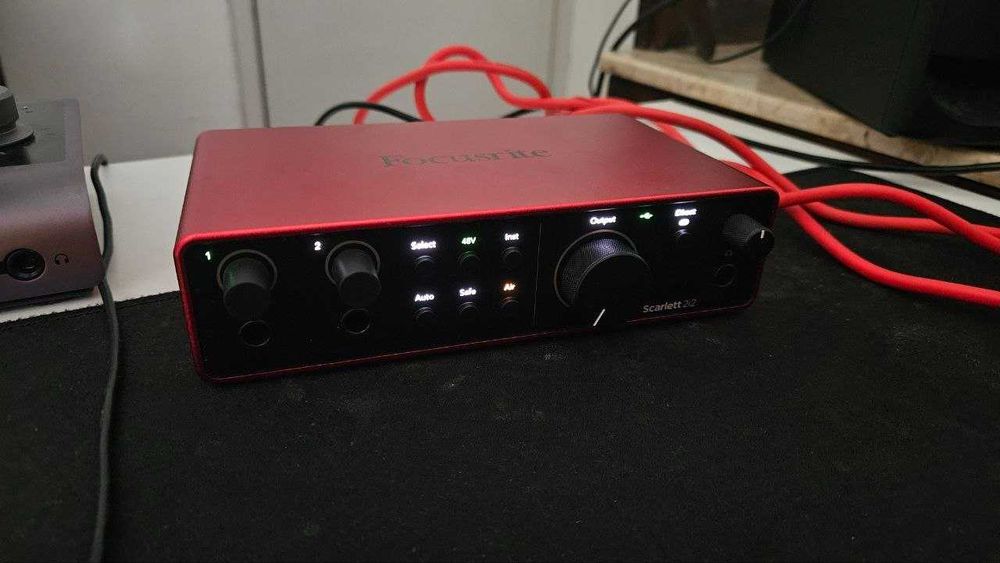 Focusrite Scarlett 2i2 Studio 4th Gen + micro + headphones