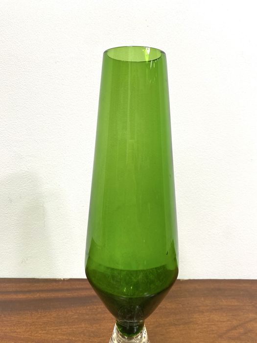 Jarra em vidro artístico.