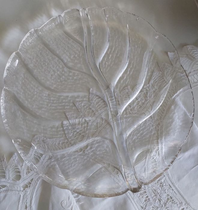 Liść kapusty, szklana, profilowana patera. Prezentuje się wyśmienicie,