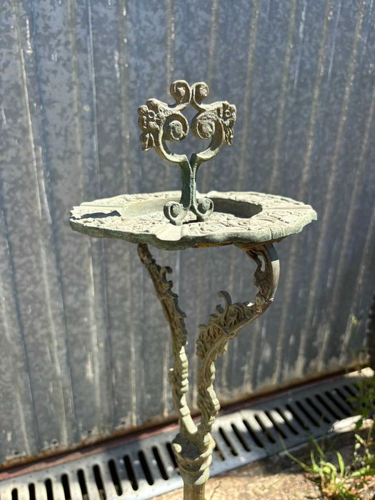 Cinzeiro de pé alto antigo